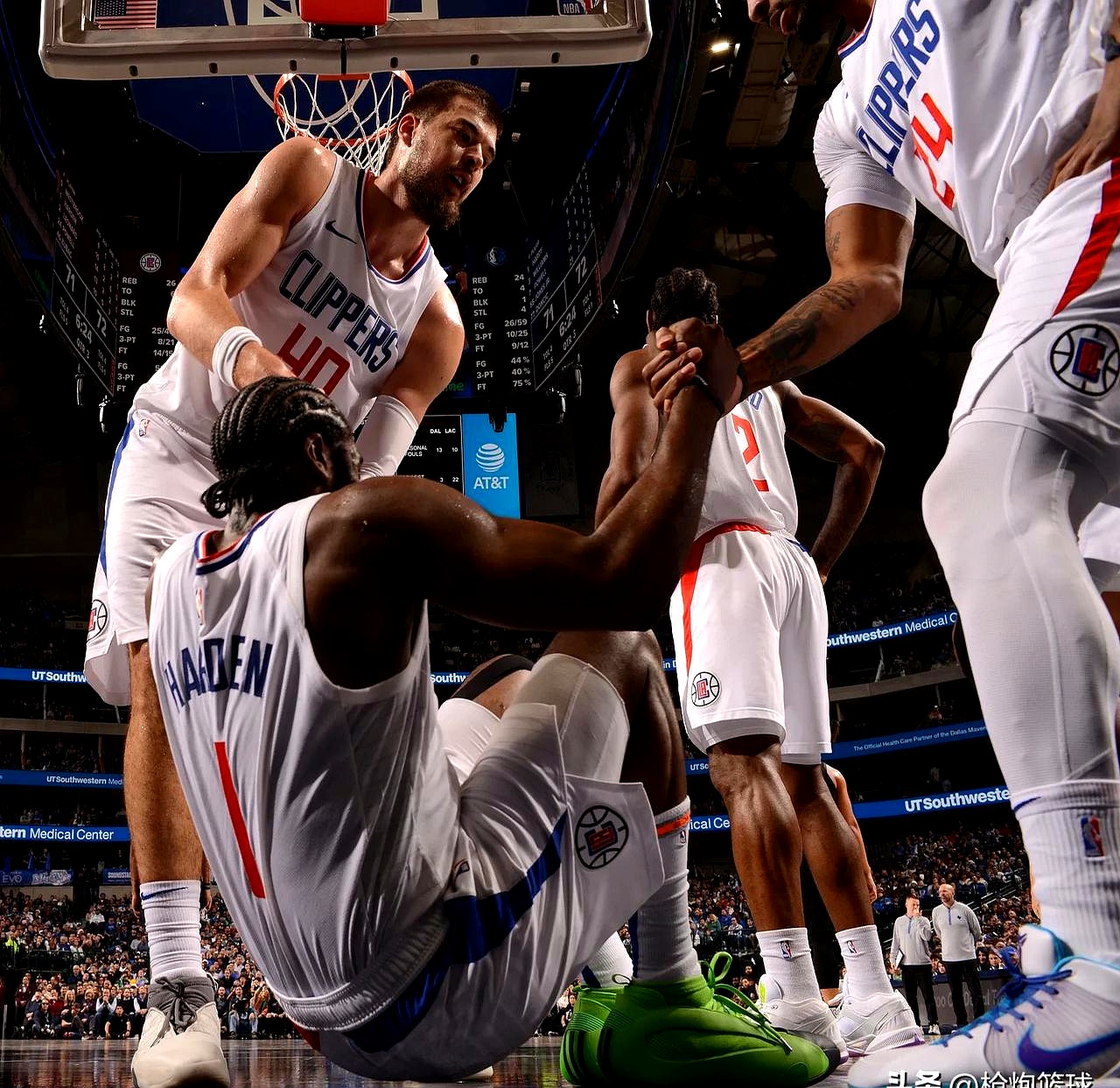 九游体育下载-关于浓眉哥连续十五场比赛得分超过领先优势明显，快船不断突破！比赛高潮迭起的信息