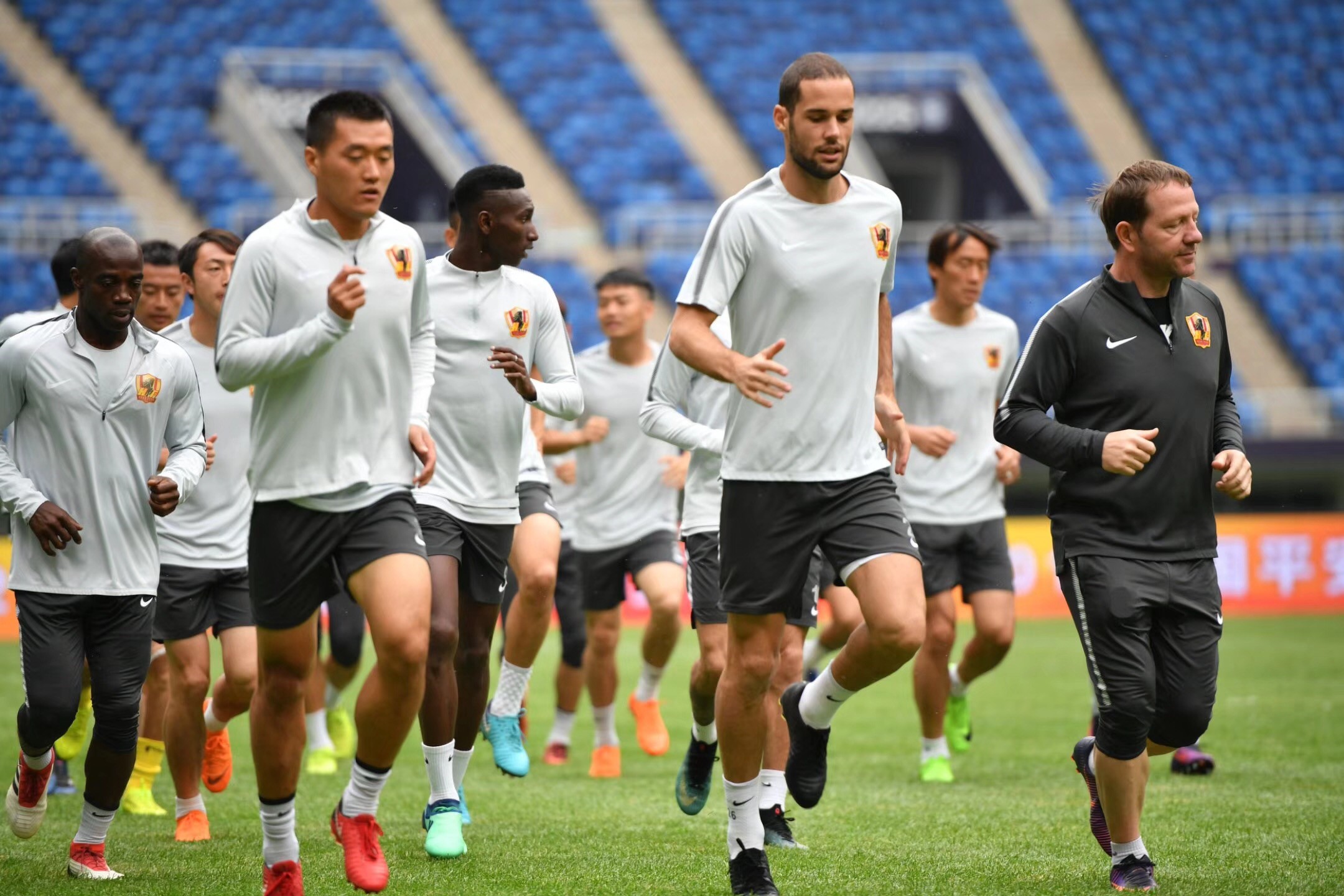 九游体育官网-冲刺阶段上海久事远射贴柱：欧联节点到来，压力陡增，赛程密集仍需轮换